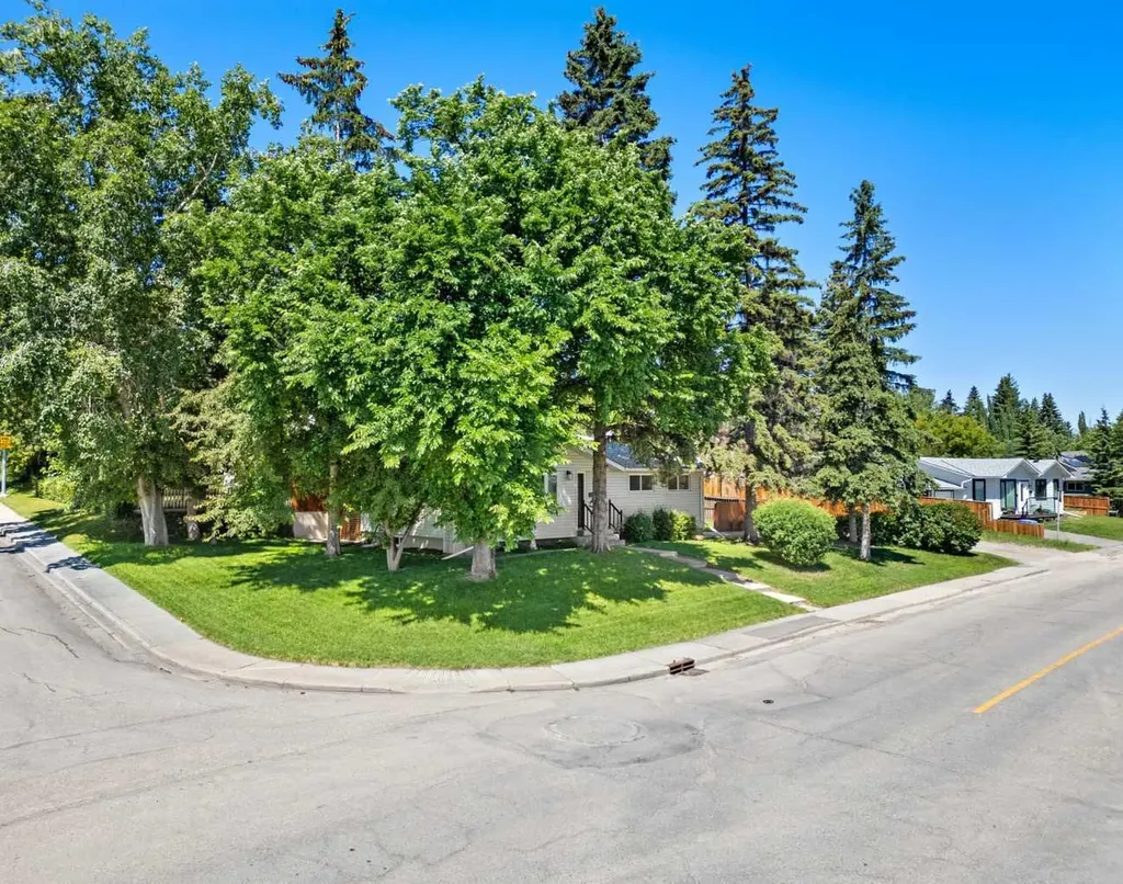 321 Haddon Road SW Calgary AB T2V 2Z4