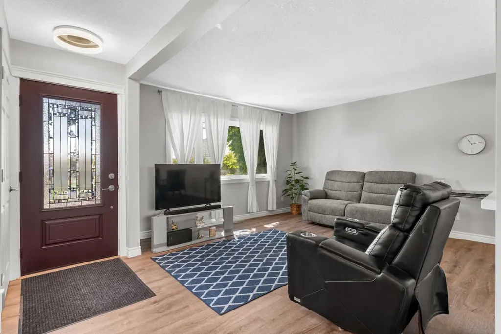 321 Haddon Road SW Calgary AB T2V 2Z4