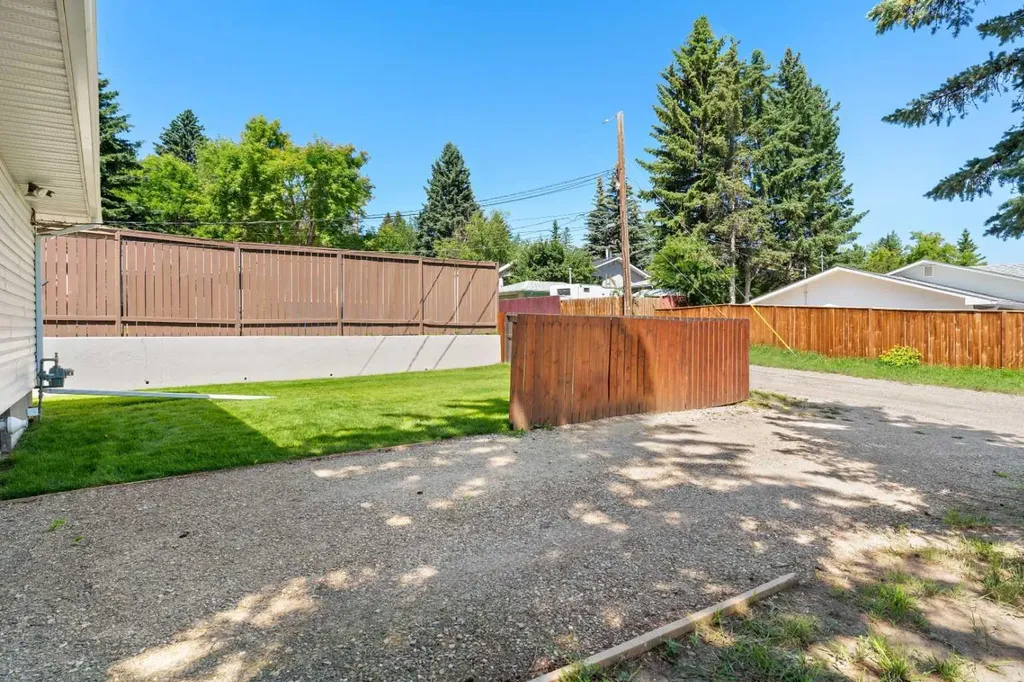 321 Haddon Road SW Calgary AB T2V 2Z4