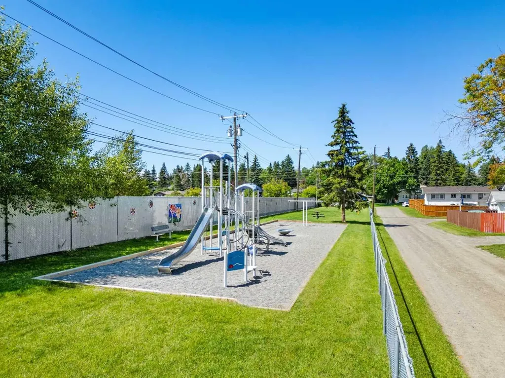 321 Haddon Road SW Calgary AB T2V 2Z4