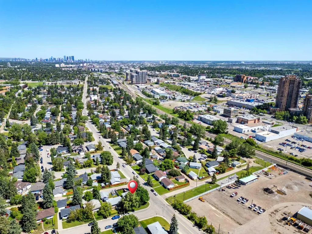 321 Haddon Road SW Calgary AB T2V 2Z4