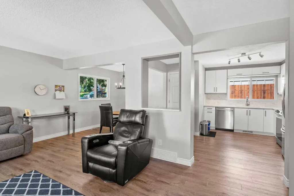 321 Haddon Road SW Calgary AB T2V 2Z4