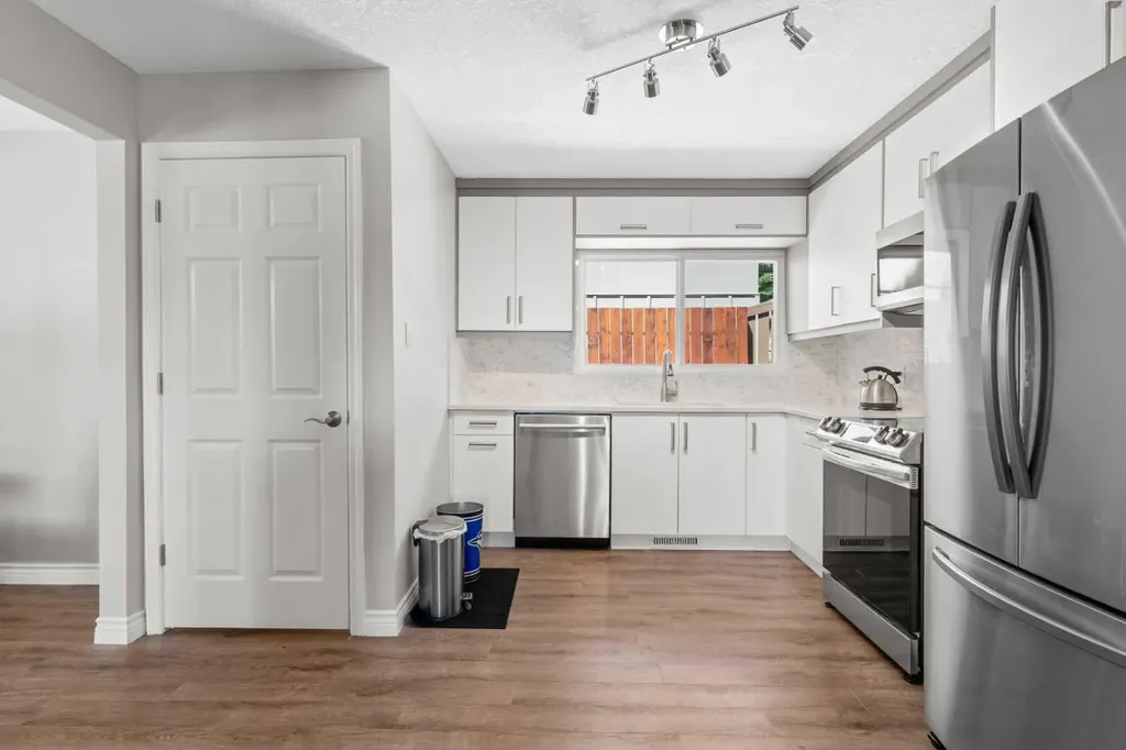 321 Haddon Road SW Calgary AB T2V 2Z4