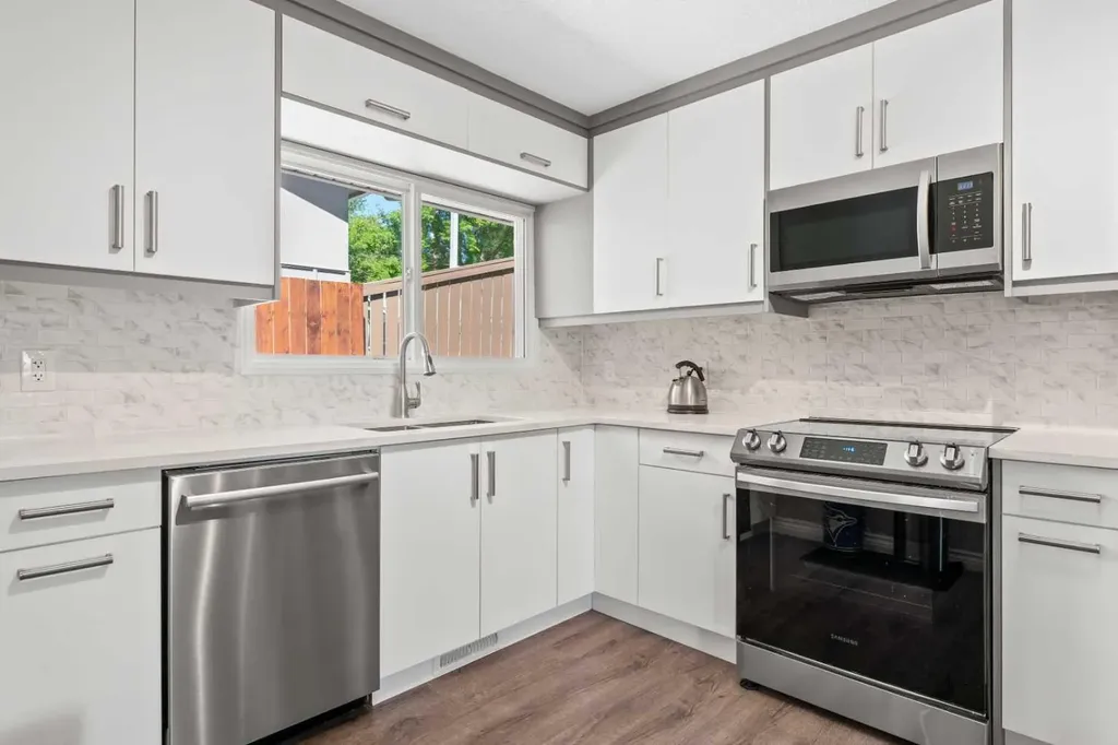 321 Haddon Road SW Calgary AB T2V 2Z4
