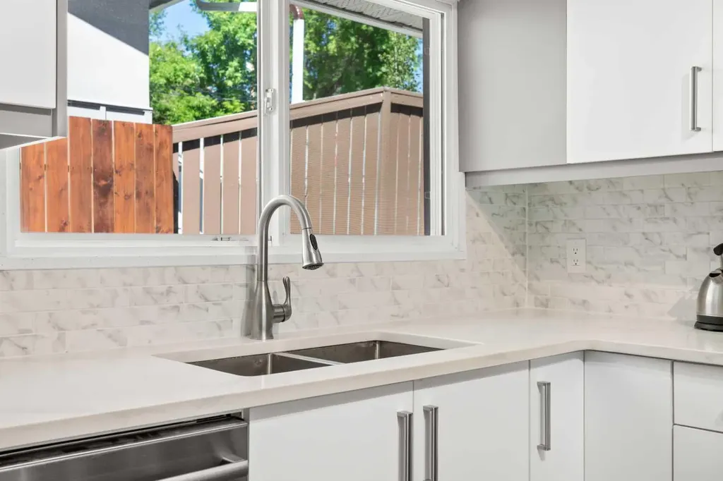 321 Haddon Road SW Calgary AB T2V 2Z4