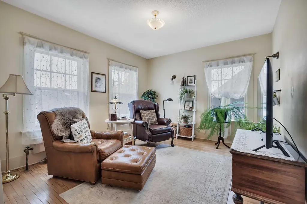 5331 51 Avenue Lacombe AB T4L 1N5