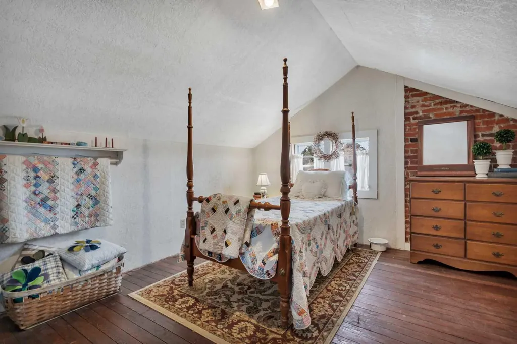 5331 51 Avenue Lacombe AB T4L 1N5