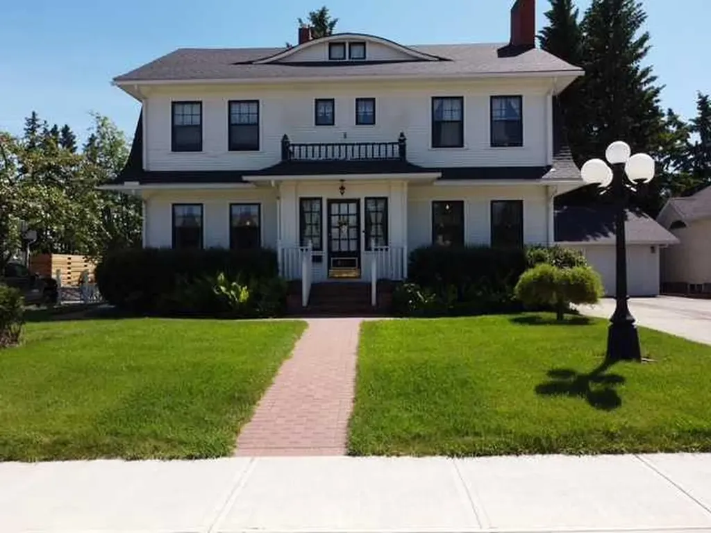 5331 51 Avenue Lacombe AB T4L 1N5