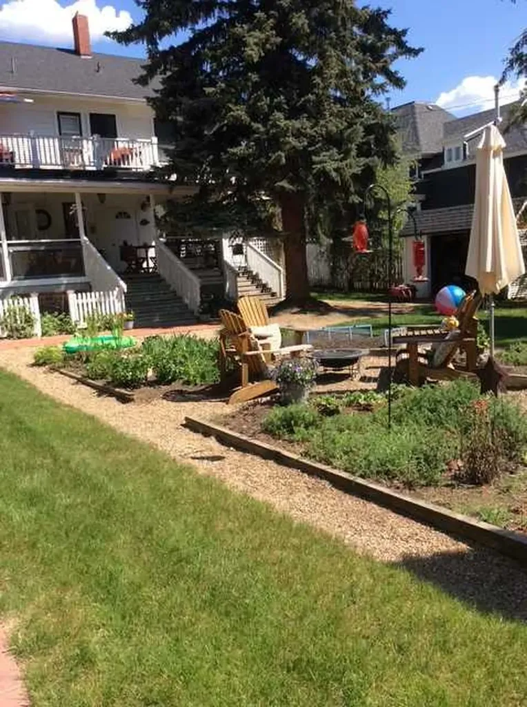 5331 51 Avenue Lacombe AB T4L 1N5