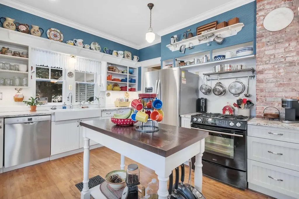5331 51 Avenue Lacombe AB T4L 1N5