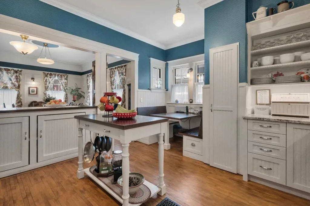 5331 51 Avenue Lacombe AB T4L 1N5
