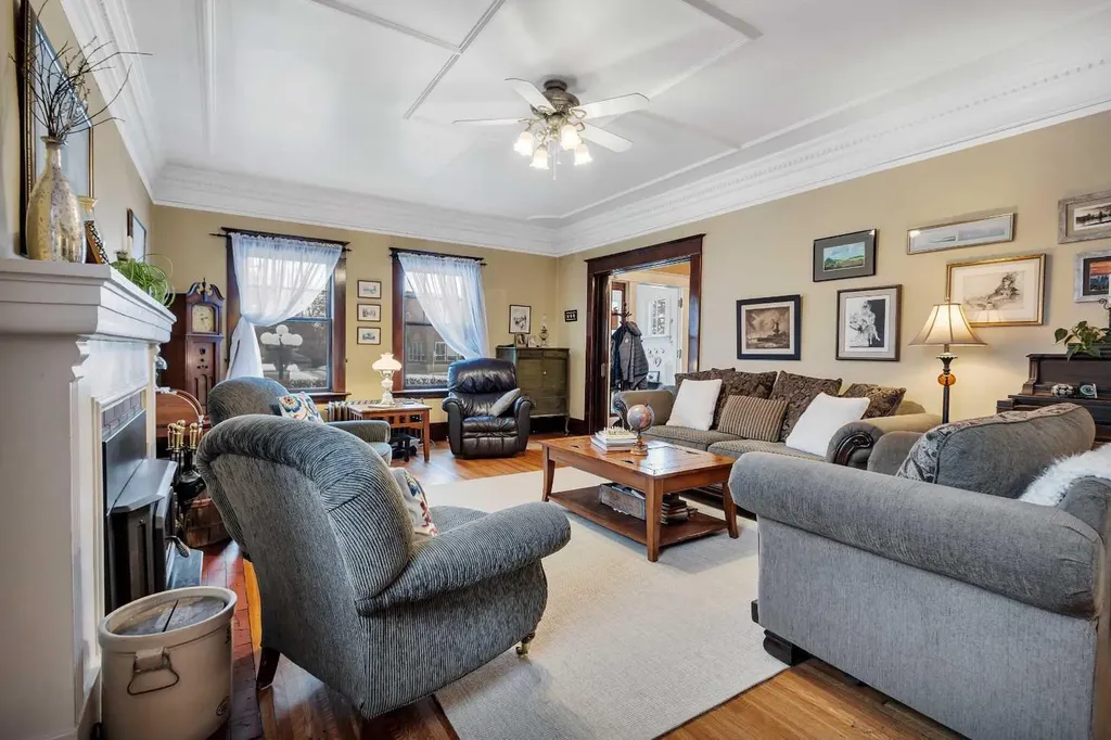 5331 51 Avenue Lacombe AB T4L 1N5