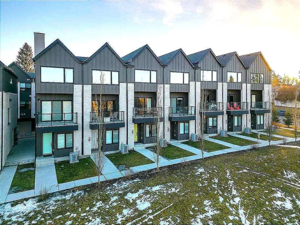 1426 23 Avenue NW Calgary AB T2K 1M5