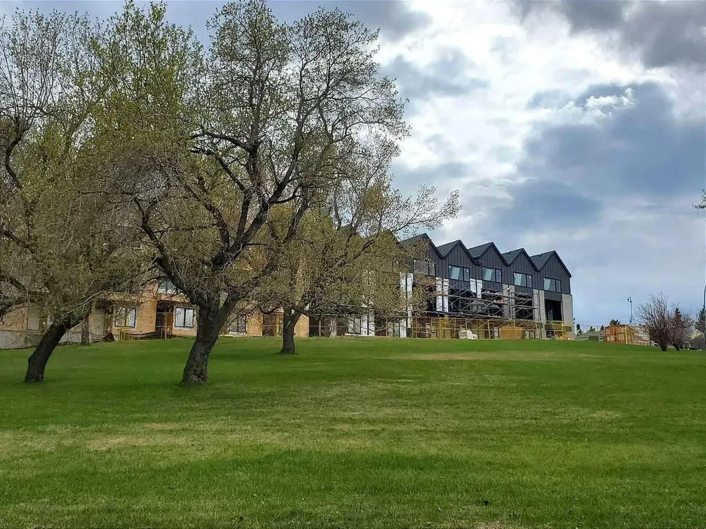1426 23 Avenue NW Calgary AB T2K 1M5