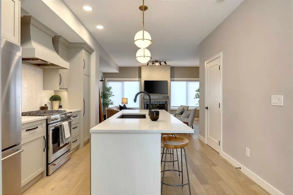 1426 23 Avenue NW Calgary AB T2K 1M5