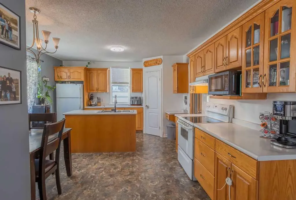 502 5 Avenue Wainwright AB T9W 1B1