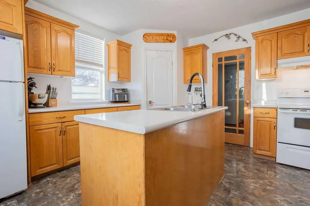 502 5 Avenue Wainwright AB T9W 1B1