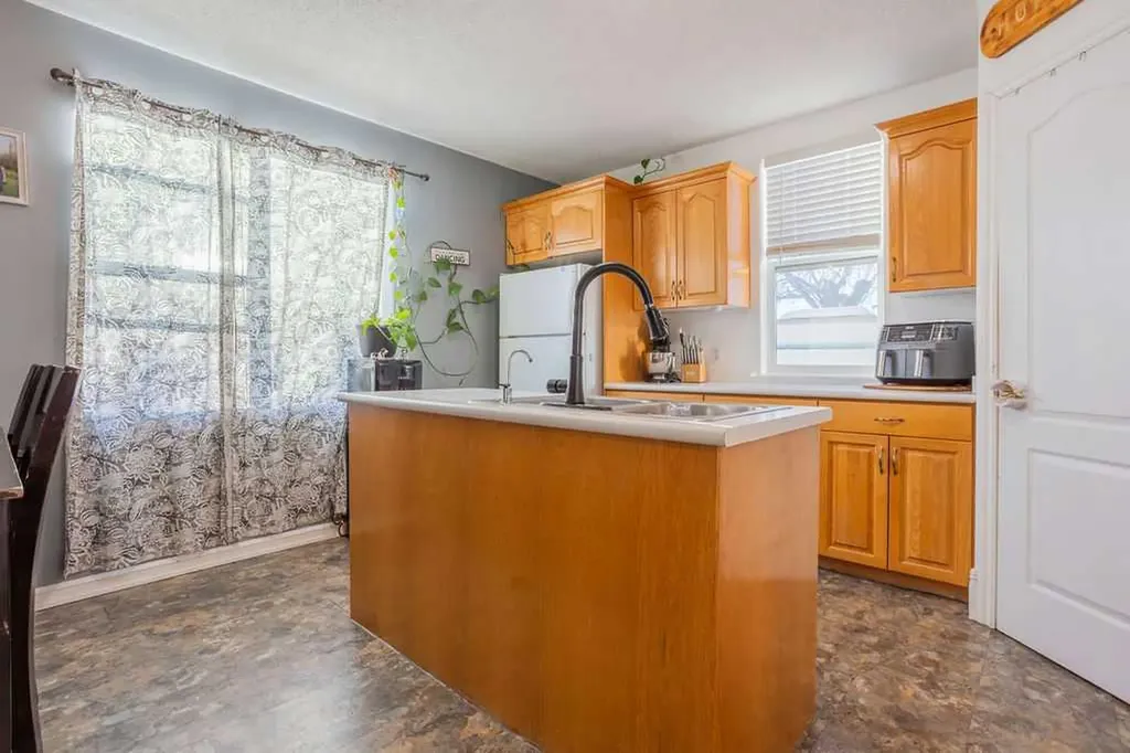 502 5 Avenue Wainwright AB T9W 1B1