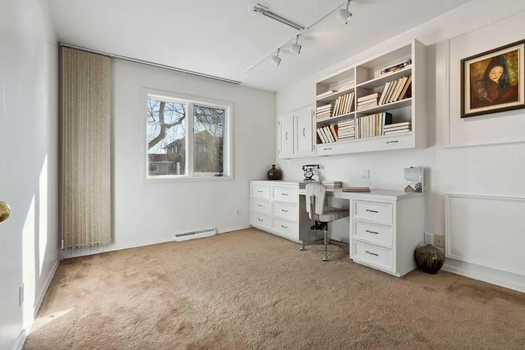 34 Rosery Drive NW Calgary AB T2K1L7