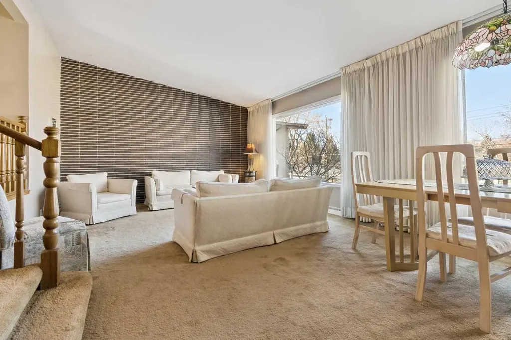 34 Rosery Drive NW Calgary AB T2K1L7
