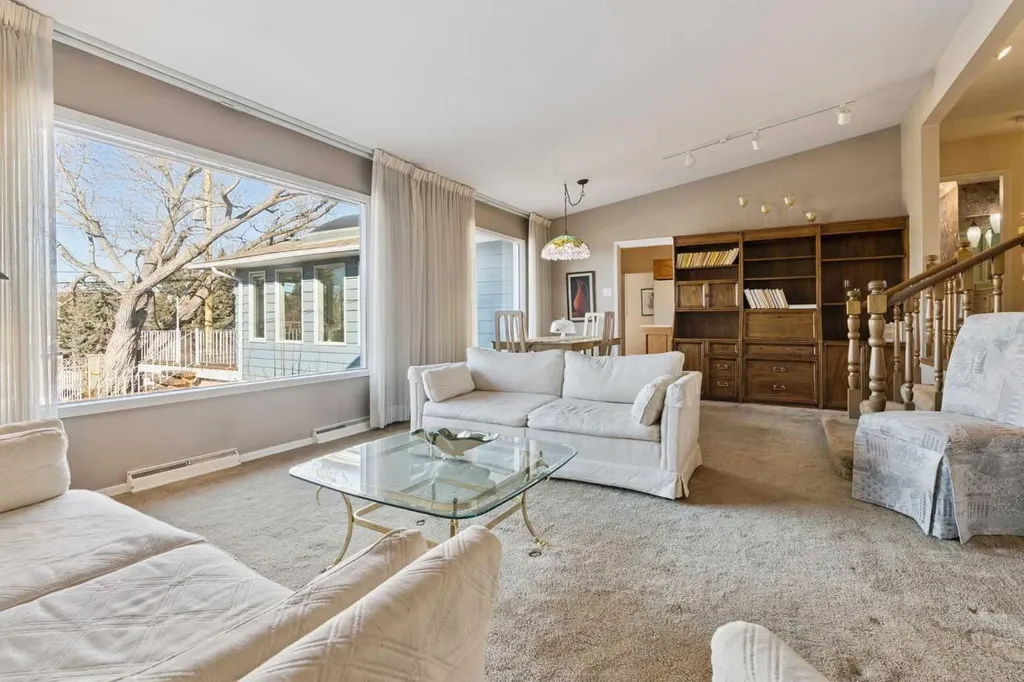 34 Rosery Drive NW Calgary AB T2K1L7