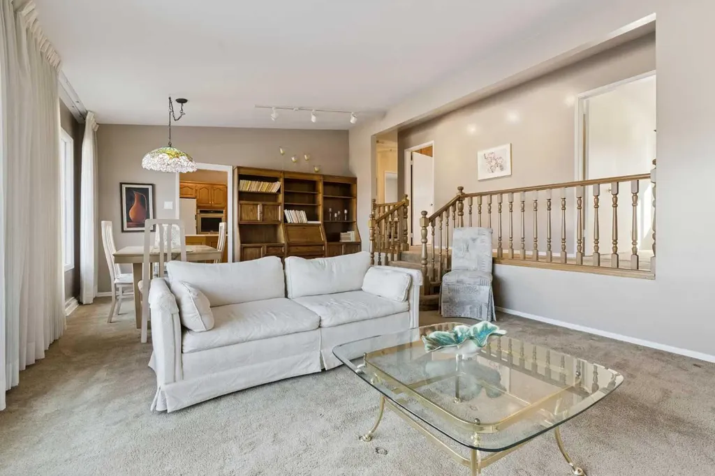 34 Rosery Drive NW Calgary AB T2K1L7