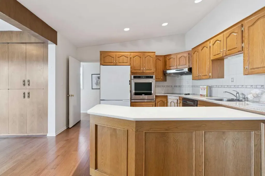 34 Rosery Drive NW Calgary AB T2K1L7