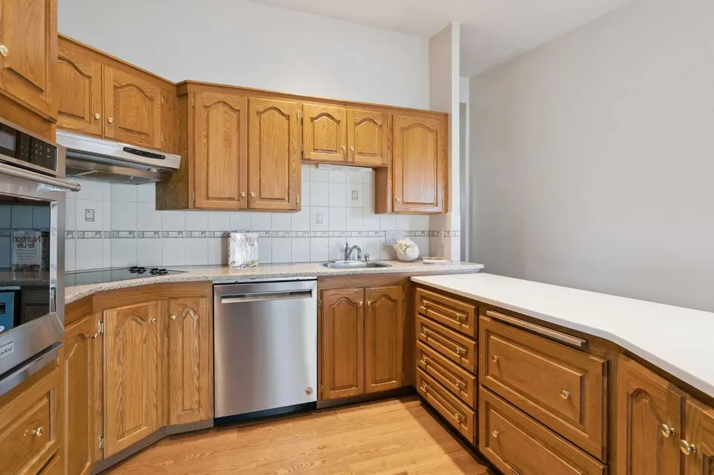 34 Rosery Drive NW Calgary AB T2K1L7