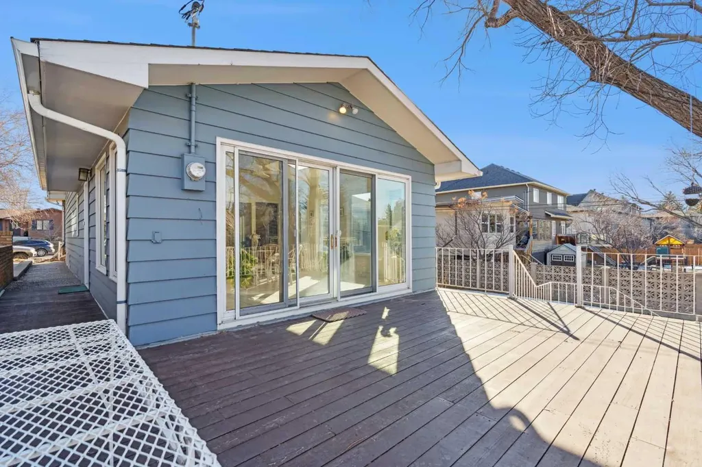 34 Rosery Drive NW Calgary AB T2K1L7