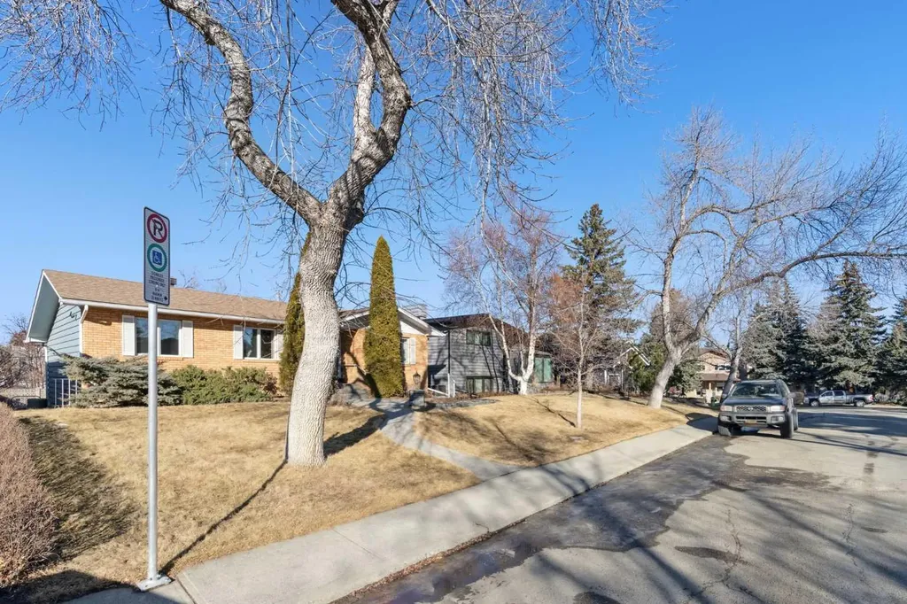 34 Rosery Drive NW Calgary AB T2K1L7
