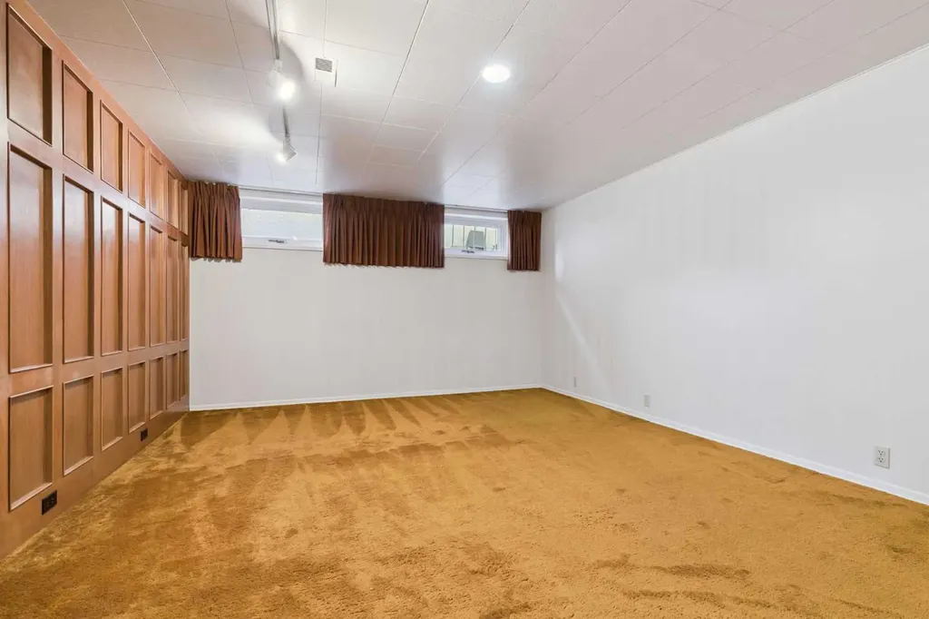 34 Rosery Drive NW Calgary AB T2K1L7