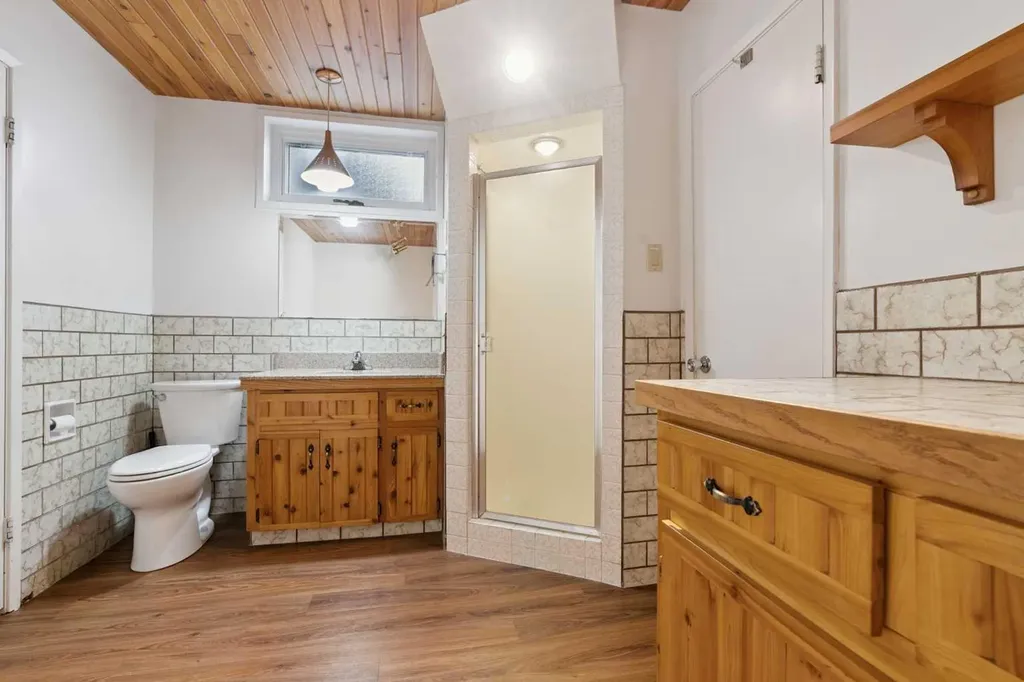 34 Rosery Drive NW Calgary AB T2K1L7