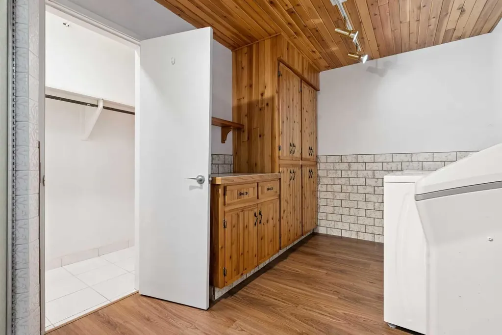 34 Rosery Drive NW Calgary AB T2K1L7