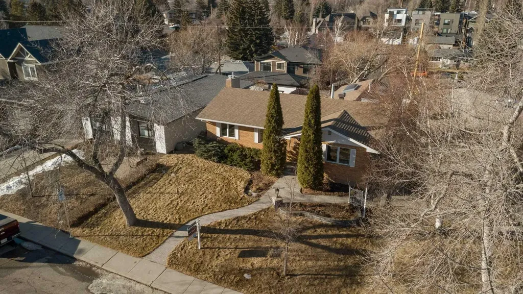 34 Rosery Drive NW Calgary AB T2K1L7