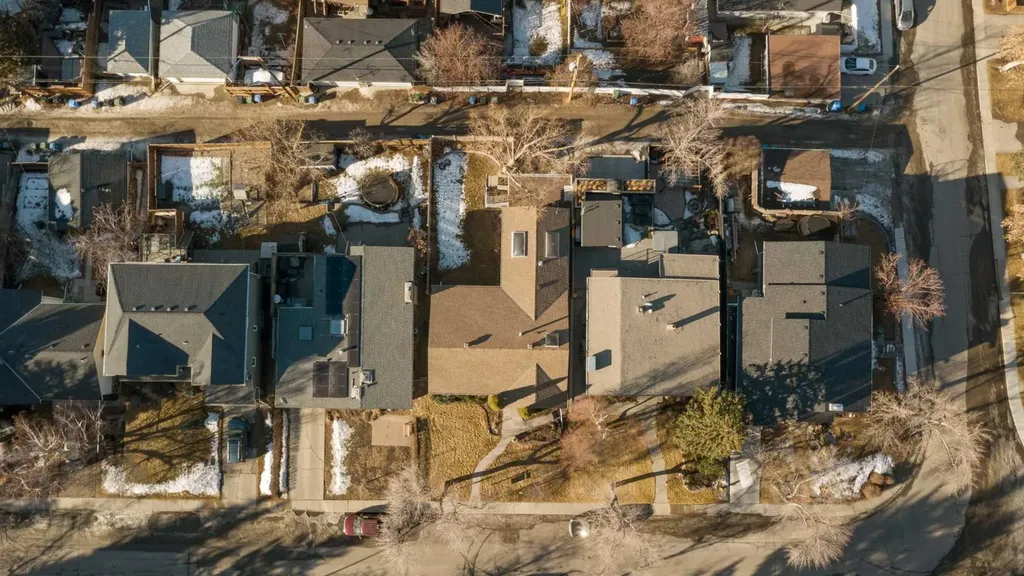 34 Rosery Drive NW Calgary AB T2K1L7