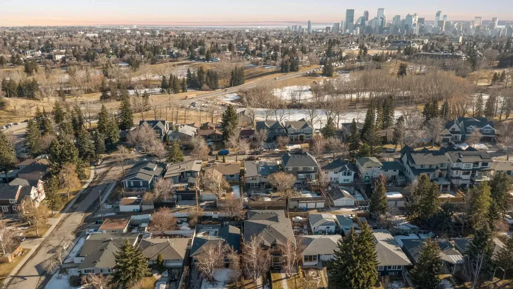 34 Rosery Drive NW Calgary AB T2K1L7
