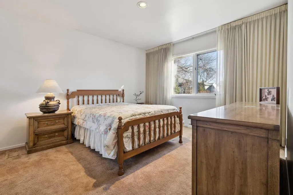 34 Rosery Drive NW Calgary AB T2K1L7