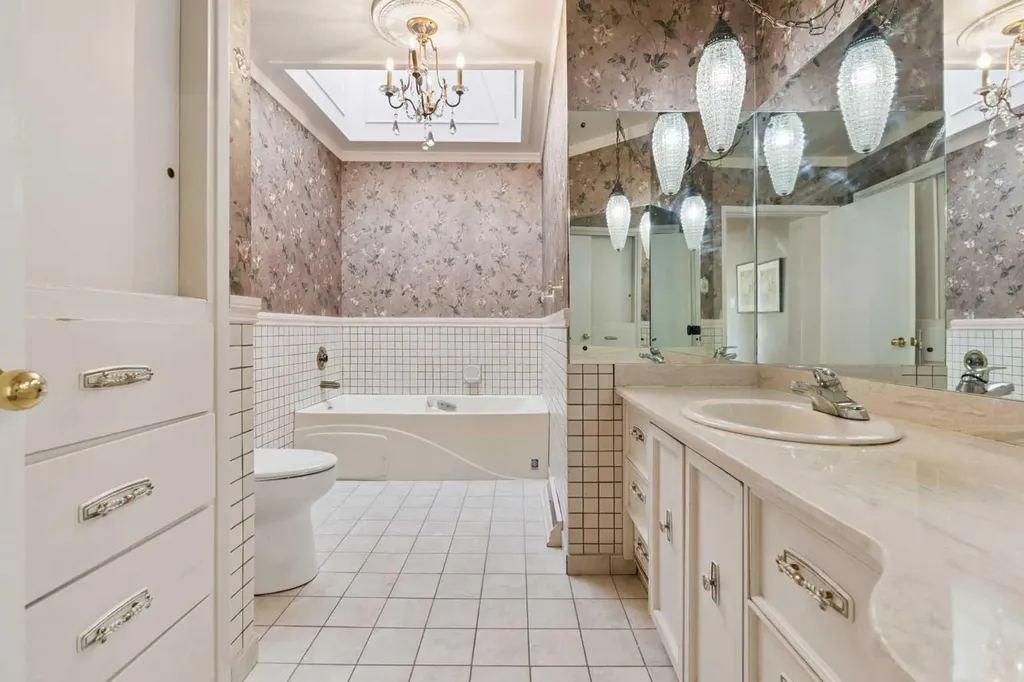 34 Rosery Drive NW Calgary AB T2K1L7