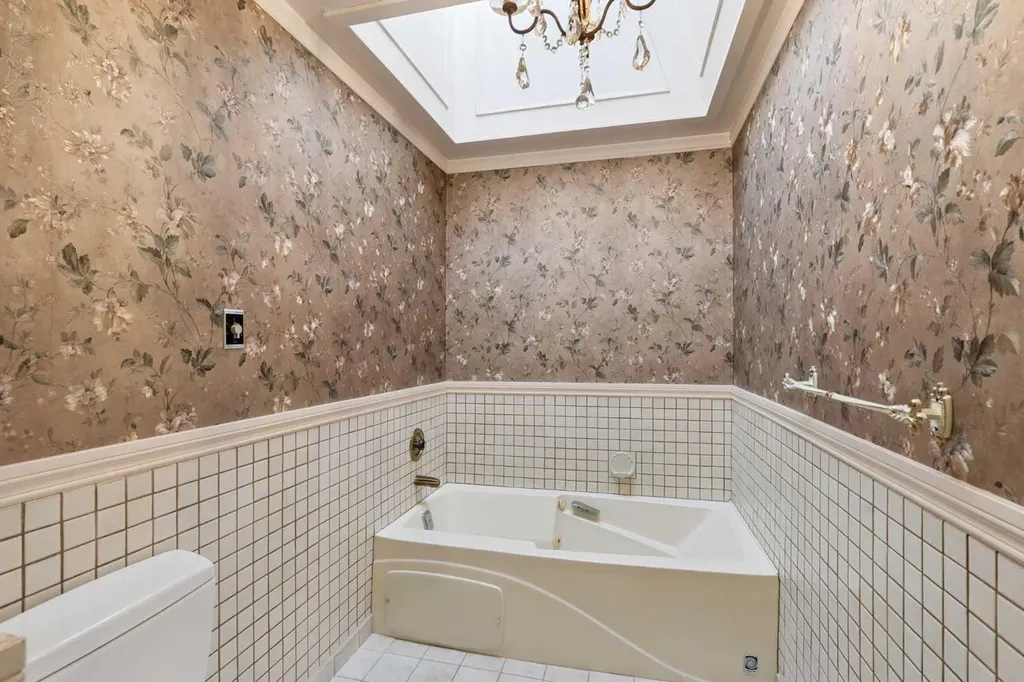 34 Rosery Drive NW Calgary AB T2K1L7