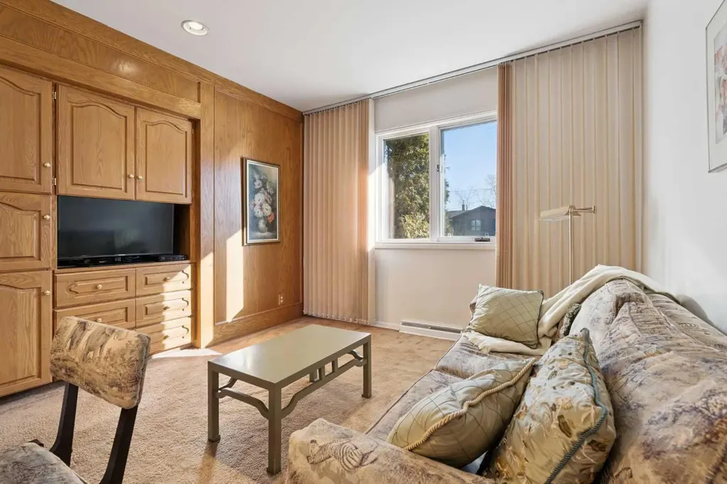 34 Rosery Drive NW Calgary AB T2K1L7