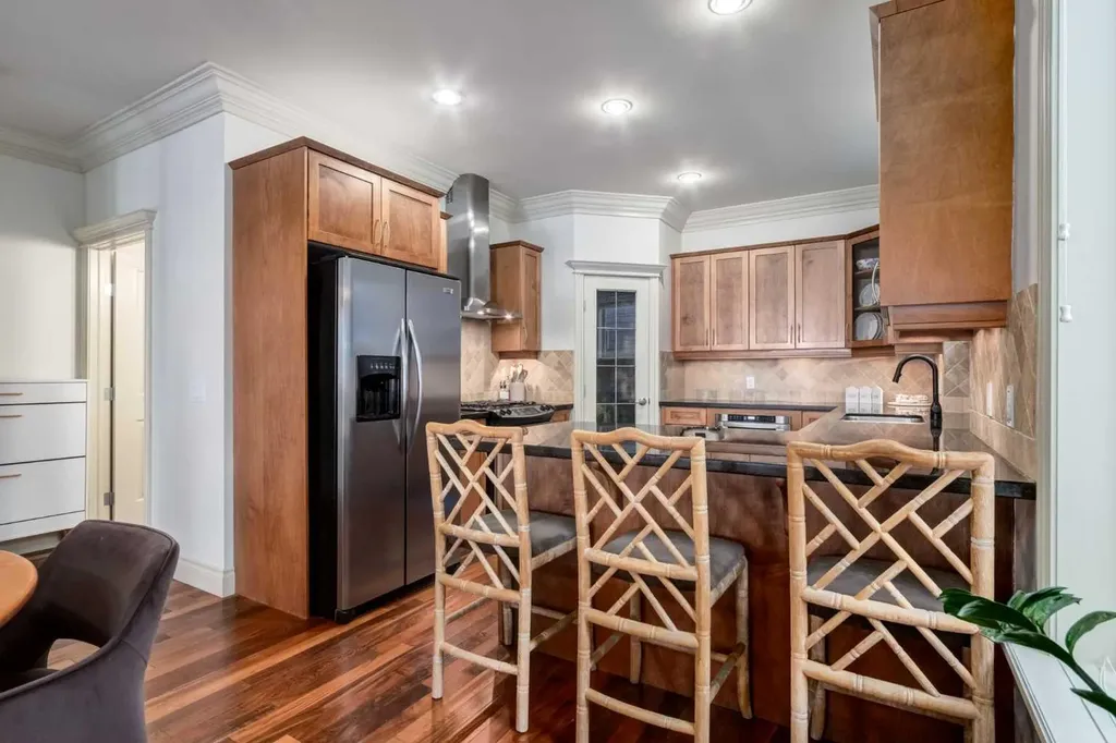 2413 2 Avenue NW Calgary AB T2N0H5
