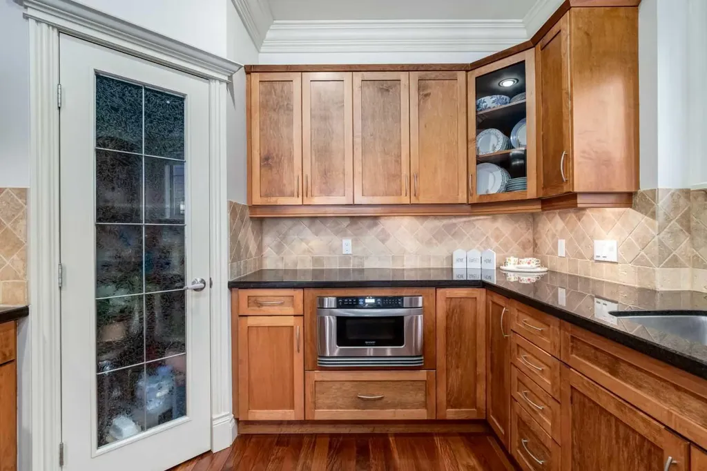 2413 2 Avenue NW Calgary AB T2N0H5