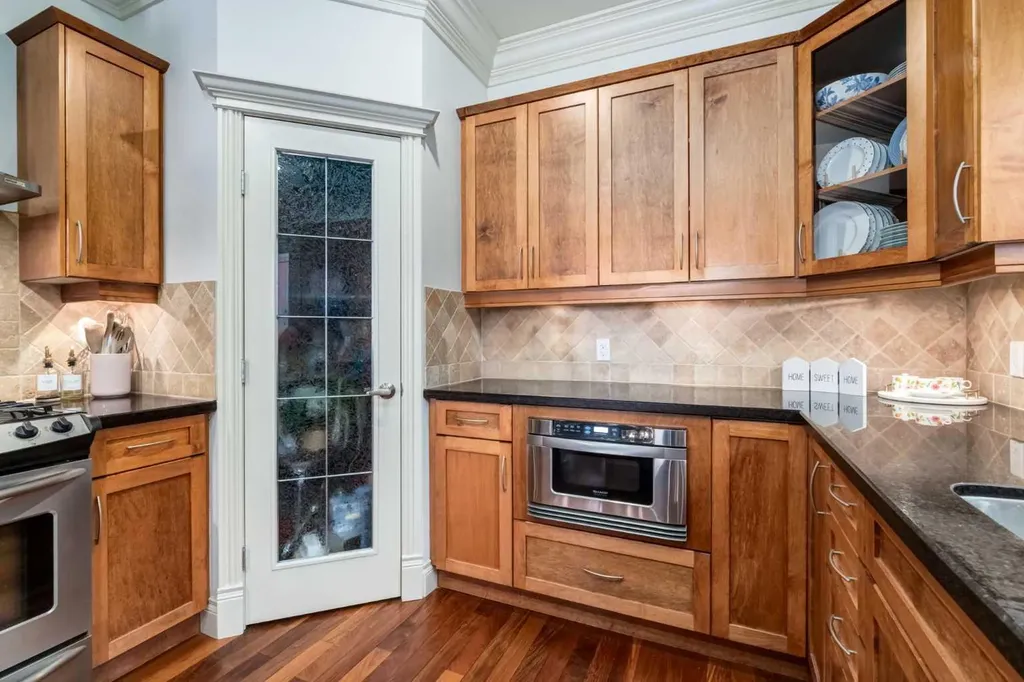 2413 2 Avenue NW Calgary AB T2N0H5