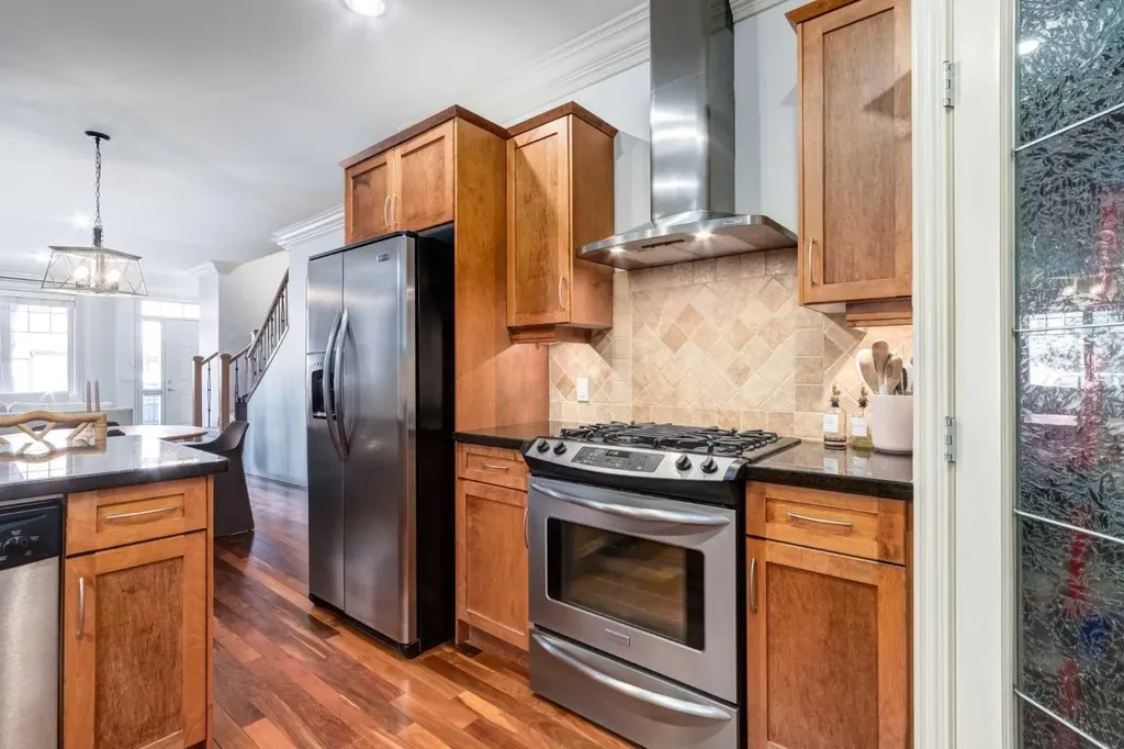 2413 2 Avenue NW Calgary AB T2N0H5