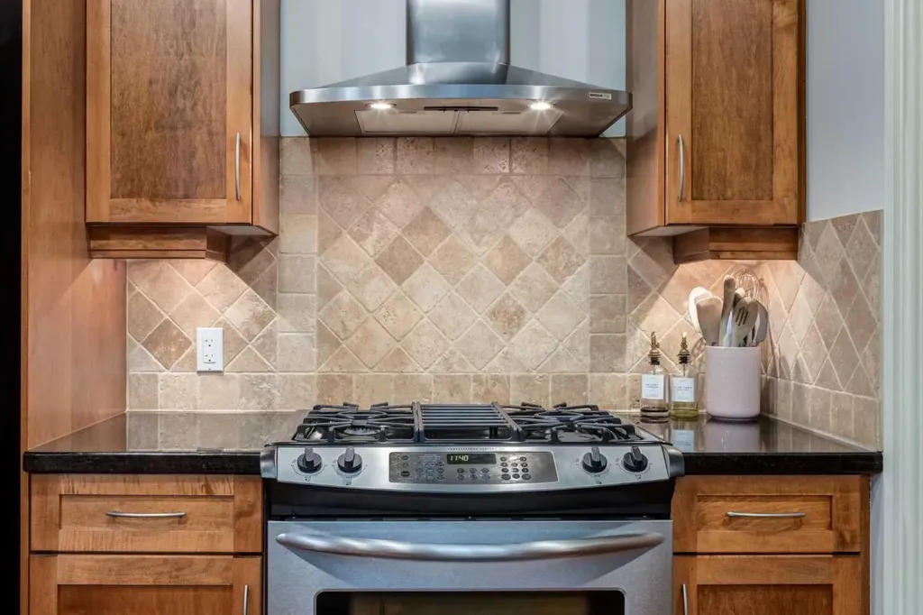 2413 2 Avenue NW Calgary AB T2N0H5