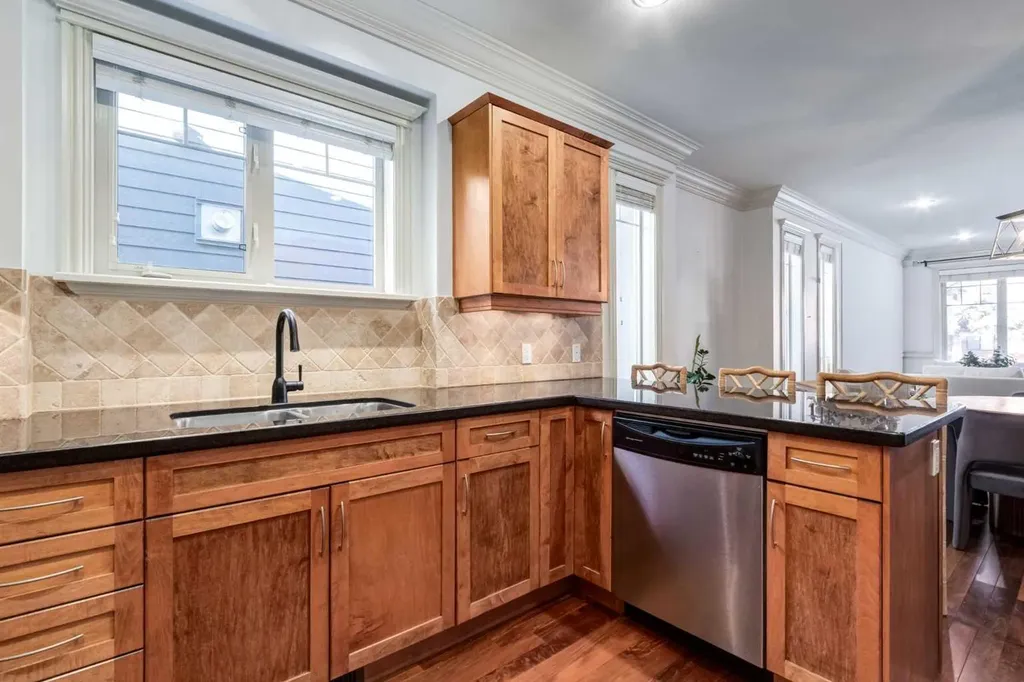 2413 2 Avenue NW Calgary AB T2N0H5