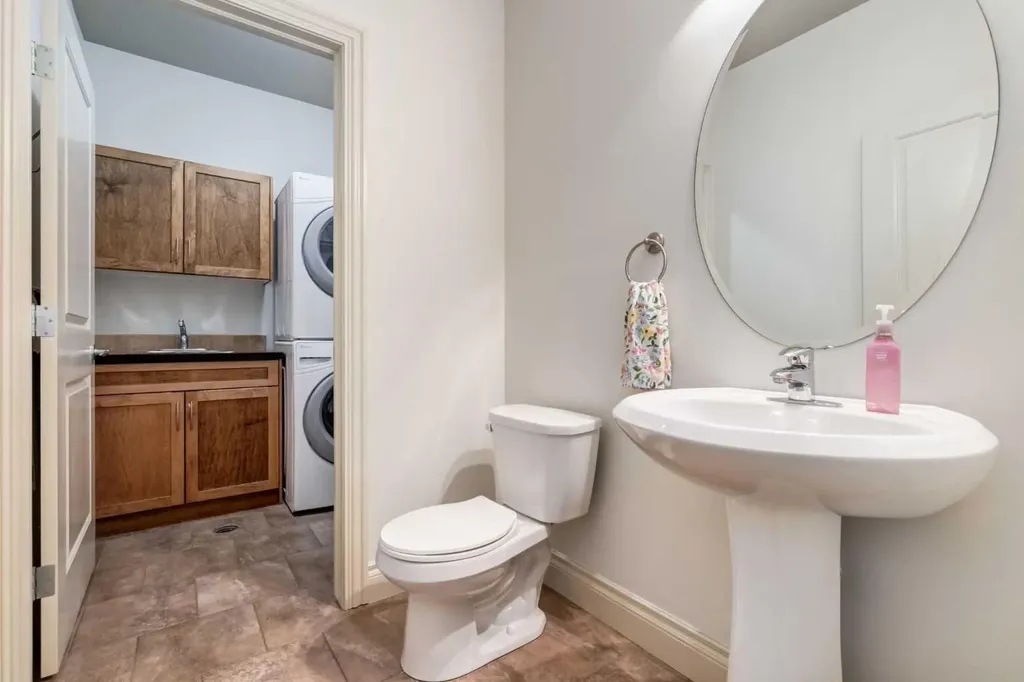 2413 2 Avenue NW Calgary AB T2N0H5