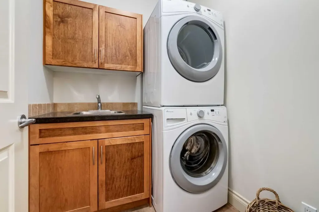 2413 2 Avenue NW Calgary AB T2N0H5