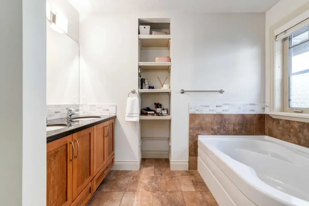 2413 2 Avenue NW Calgary AB T2N0H5