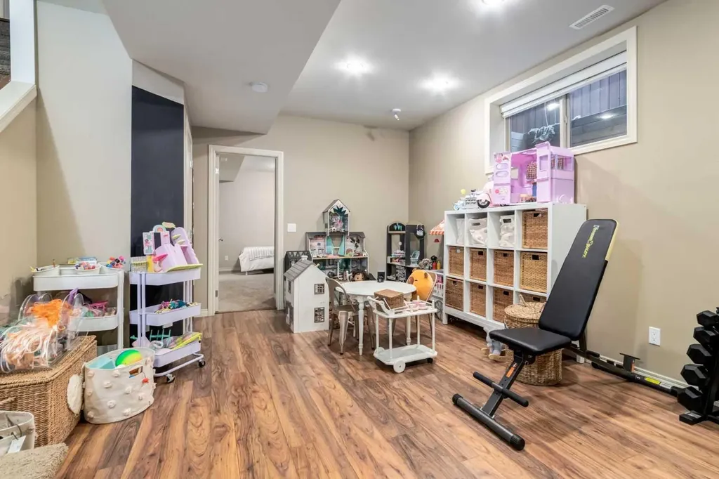 2413 2 Avenue NW Calgary AB T2N0H5